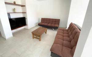 - un salon avec un canapé et une table dans l'établissement Appartement T3 -Villa Les Bougainvilliers, à Les Trois-Îlets