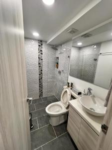 een badkamer met een toilet en een wastafel bij AlOJAMIENTO EN BELLO in Bello