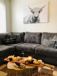 - un salon avec un canapé et une table avec de la nourriture dans l'établissement Puur Mechelen, à Malines