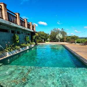 a swimming pool with blue water in front of a building at Espaço Vento Solar in São Roque