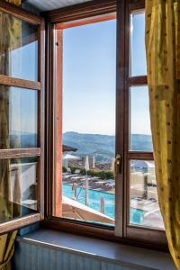 ein Fenster mit Poolblick in der Unterkunft Ai Tardì in Diano dʼAlba