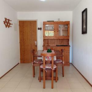 a kitchen with a table and chairs and a door at MAR DEL ESTE III PUNTA DEL ESTE in Punta del Este