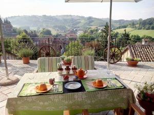 una mesa con un set de té en la parte superior de un patio en Holiday home Ca' del Cinema en Mombercelli