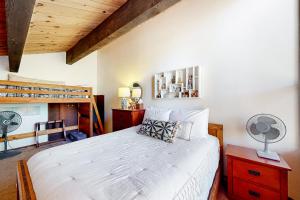 Un dormitorio con una cama y un techo de madera. en Serene Escape, en Kings Beach 11 fotos más