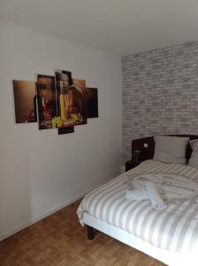 - une chambre avec un lit et une photo sur le mur dans l'établissement Appartement le bar du JURA, à Saint-Claude