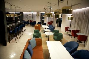 een restaurant met tafels en stoelen en een bar bij Hotel Continental Horizonte in Luanda