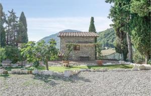 una casa de piedra en medio de un patio en Gorgeous Home In Campiglia Dorcia With Outdoor Swimming Pool, en Campiglia dʼOrcia