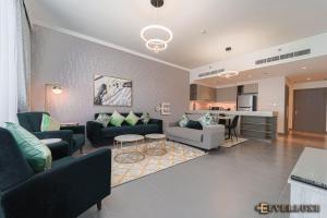 uma sala de estar com dois sofás e uma cozinha em Smart 3 Bed In Creek Gatefully Furnished Wbills em Dubai