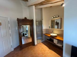 a bathroom with a sink and a mirror at Torre Alta de Ram in Alcañiz