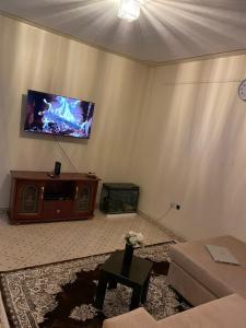 un soggiorno con divano e TV a schermo piatto di Cosy home in South B a Nairobi