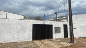 ein weißes Gebäude mit einer Seitentür in der Unterkunft Casa 05 Dona D. PX A JK in Palmas