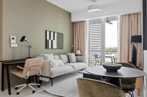 Spectacular 2BR Apartment in Singapore في سنغافورة: غرفة معيشة مع أريكة وطاولة