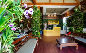 un restaurant avec des plantes sur les murs et une table dans l'établissement GP House Phuket Patong Beach, à Patong Beach 118 autres photos