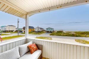 サーフ・シティにあるSeaViewのソファ付きのポーチ