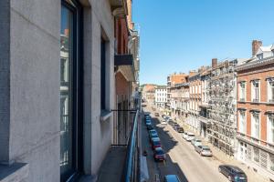 uma vista para uma rua a partir de uma janela de um edifício em Belle maison bourgeoise partagée de 4 logements em Liège