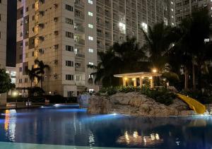 Swimmingpoolen hos eller tæt på Victoria Suite at Shore Residences