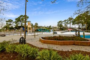 einen Park mit Pool und Spielplatz in der Unterkunft Laguna Matata by Book That Condo in Panama City Beach