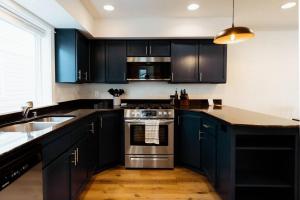 Una cocina o kitchenette en Modern 3BR in the Heart of Ballard