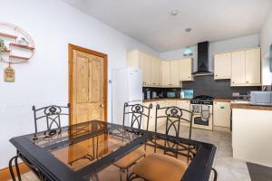 Ett kök eller pentry på Canal Side Cottage, 5 Minutes to Wakefield Centre & Motorway - Free Parking & Wi-Fi, Self Check-in, King Size Bed's - Contractors Welcome