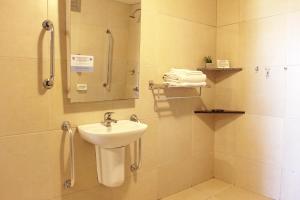 uma casa de banho com um lavatório e um chuveiro em Hotel Diplomat em Brasília