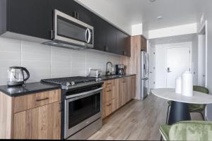 A cozinha ou kitchenette de SoMa 1br w rooftop bbq concierge nr Bart SFO-1431