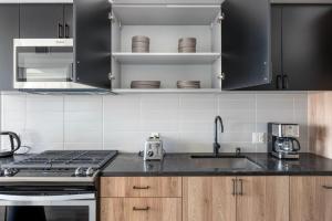 A cozinha ou kitchenette de SoMa 1br w rooftop bbq concierge nr Bart SFO-1431