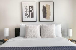 um quarto com uma cama com três fotografias na parede em SoMa 1br w rooftop bbq concierge nr Bart SFO-1431 em São Francisco