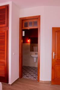 Villa PalMarina في برايا: حمام مع حوض ومرحاض في الغرفة