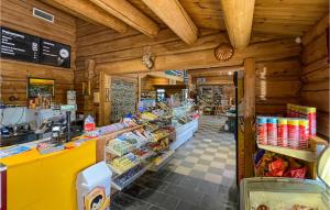 una tienda con paredes y techos de madera y una tienda de comestibles en Pet Friendly Home In Grue Finnskog With Wifi en Svullrya
