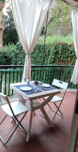 - une table blanche et 2 chaises sur la terrasse dans l'établissement ROME HOLIDAY QUIET AND CONFORTABLE APARTMENT, à Rome