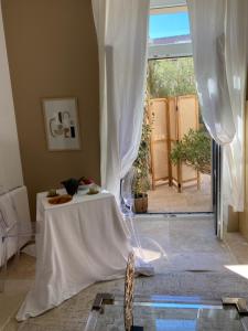 una mesa con una cortina blanca en una habitación con ventana en Le KLIMT, en Écully