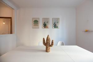 un cactus assis sur une table blanche dans l'établissement Appartement cosy de 80 m2, à Mulhouse