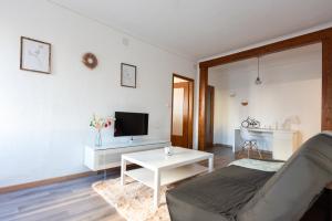 - un salon avec un canapé et une table dans l'établissement Appartement cosy de 80 m2, à Mulhouse