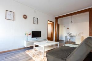 TV a/nebo společenská místnost v ubytování Appartement Cosy de 80 m2 Proche Parc et Hypercentre