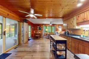 een keuken met houten kasten en een plafondventilator bij Northwoods Resort in Woodruff