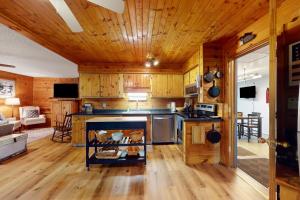 een keuken met houten wanden en een houten vloer bij Northwoods Resort in Woodruff