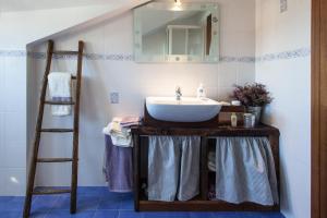 - Baño con lavabo y escalera en Il Faggio, en Villar San Costanzo