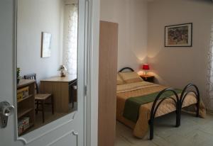 ペルージャにあるB&B dei Filosofi Bed and Breakfastのベッドルーム1室(ベッド1台、テーブル、デスク付)