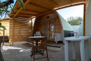 a small wooden cabin with a table and chairs in it at B&b Ventuno IUN0058 in Barùmini