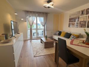 a living room with a couch and a table at Ferienwohnung Frühauf Rochlitz in Rochlitz