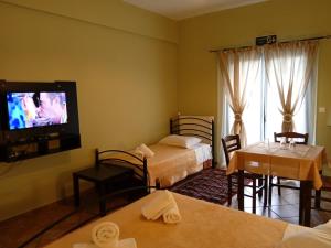 Televízia a/alebo spoločenská miestnosť v ubytovaní Guesthouse Eleftherios