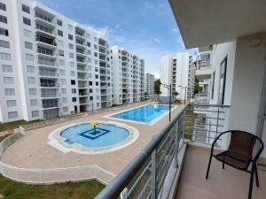 un balcón con piscina en un apartamento en Aqualina Orange Hermoso Apartamento Piso 3 Vista a Piscina, en Girardot