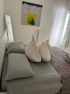 un divano con cuscini in soggiorno di Rosina apartment a Torre del Greco