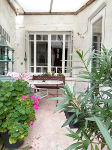 d'une terrasse avec une table et des plantes et des fleurs. dans l'établissement House at the foot of the castle of Fougeres, à Fougères