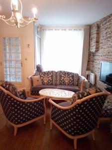 - un salon avec un canapé, une table et des chaises dans l'établissement House at the foot of the castle of Fougeres, à Fougères