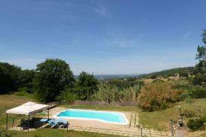 ein Schwimmbad in der Mitte eines Feldes in der Unterkunft SCAPPO IN UMBRIA, il Pennacchio in Penna in Teverina