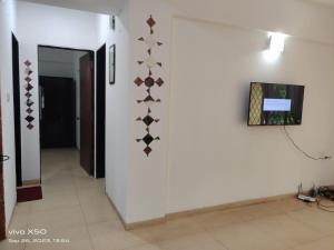 a hallway with a wall with brown and white tiles at Ronne's ZED Penthouse and apartment in Arpora