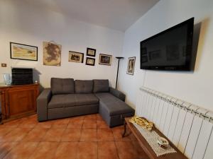 a living room with a couch and a flat screen tv at Villa Paola appartamento completo in Ciminna