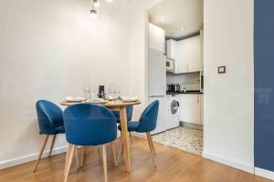 une salle à manger avec une table et des chaises bleues dans l'établissement Inviting apartment in the center by REMS, à Malaga