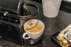 une cafetière prépare une tasse de café dans l'établissement Inviting apartment in the center by REMS, à Malaga 30 autres photos